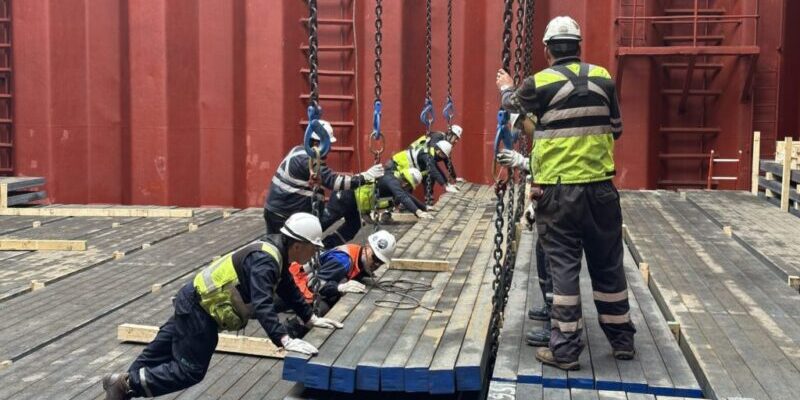 Chile port workers stage protests, threatening commodity exports